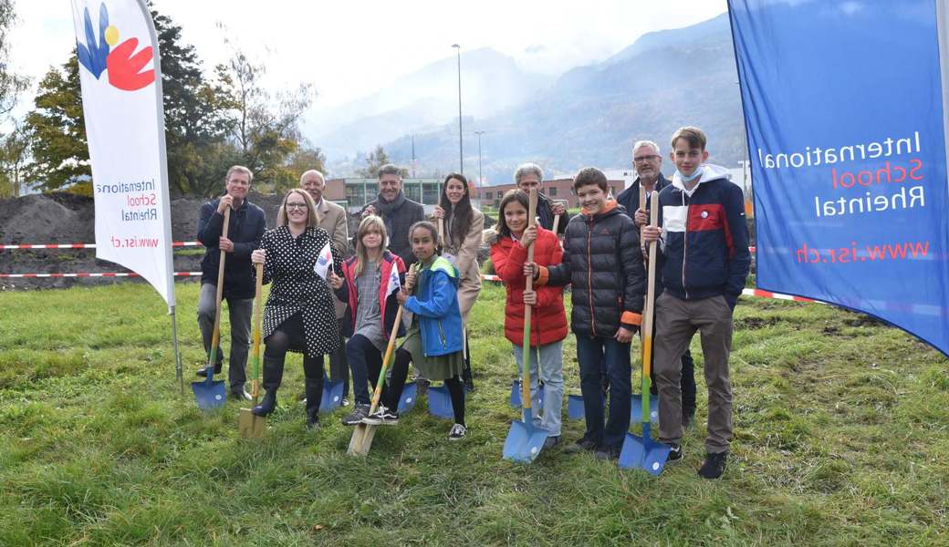 Bereit für den Spatenstich: Im Hanfland in Buchs entsteht die neue International School Rheintal. Bilder: Heini Schwendener