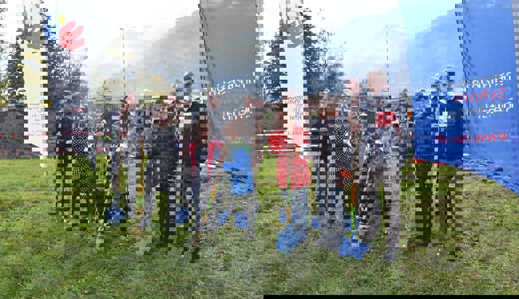 Bereit für den Spatenstich: Im Hanfland in Buchs entsteht die neue International School Rheintal. Bilder: Heini Schwendener