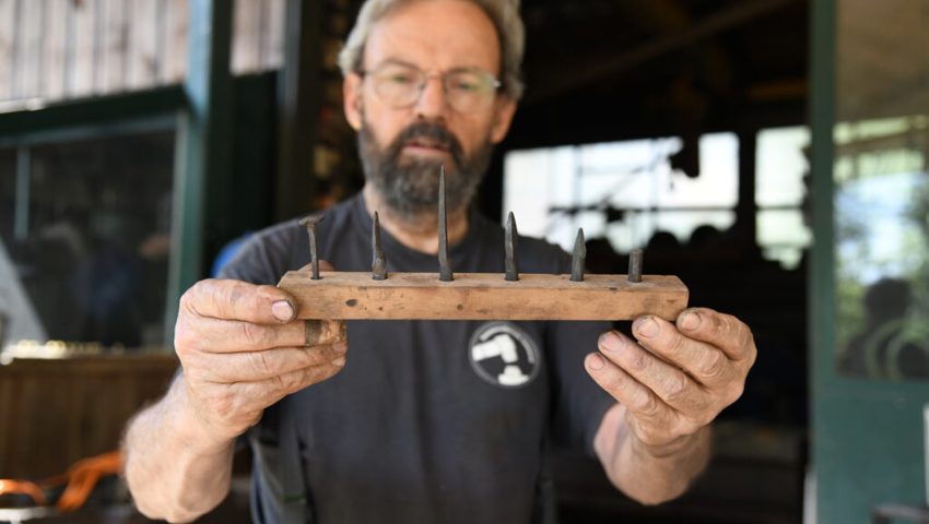  Der Werdegang eines Nagels: Besucherinnen und Besucher erhalten die Möglichkeit, sich selber im Schmieden eines Nagels zu versuchen. 