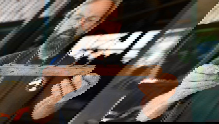  Der Werdegang eines Nagels: Besucherinnen und Besucher erhalten die Möglichkeit, sich selber im Schmieden eines Nagels zu versuchen. 