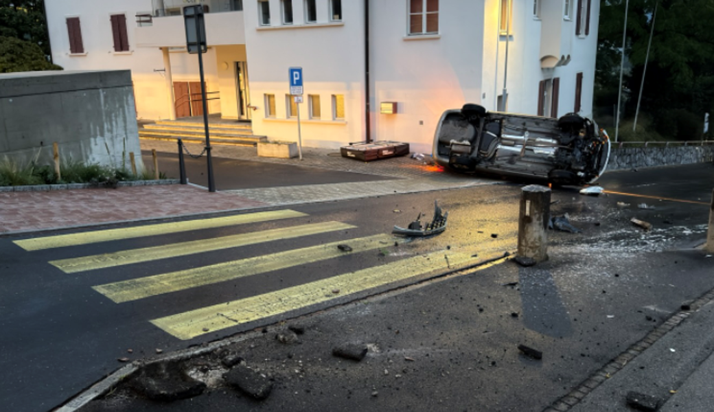 Die Lenkerin erlitt Verletzungen unbestimmten Grades.
