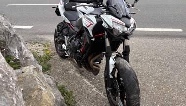 Töfffahrerin kommt von Fahrbahn ab und knallt in Steinmauer