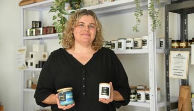 Warum Kathrin Johnson Kerzen von Hand herstellt und auf Sojawachs setzt