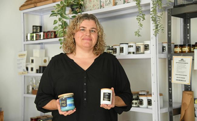Warum Kathrin Johnson Kerzen von Hand herstellt und auf Sojawachs setzt