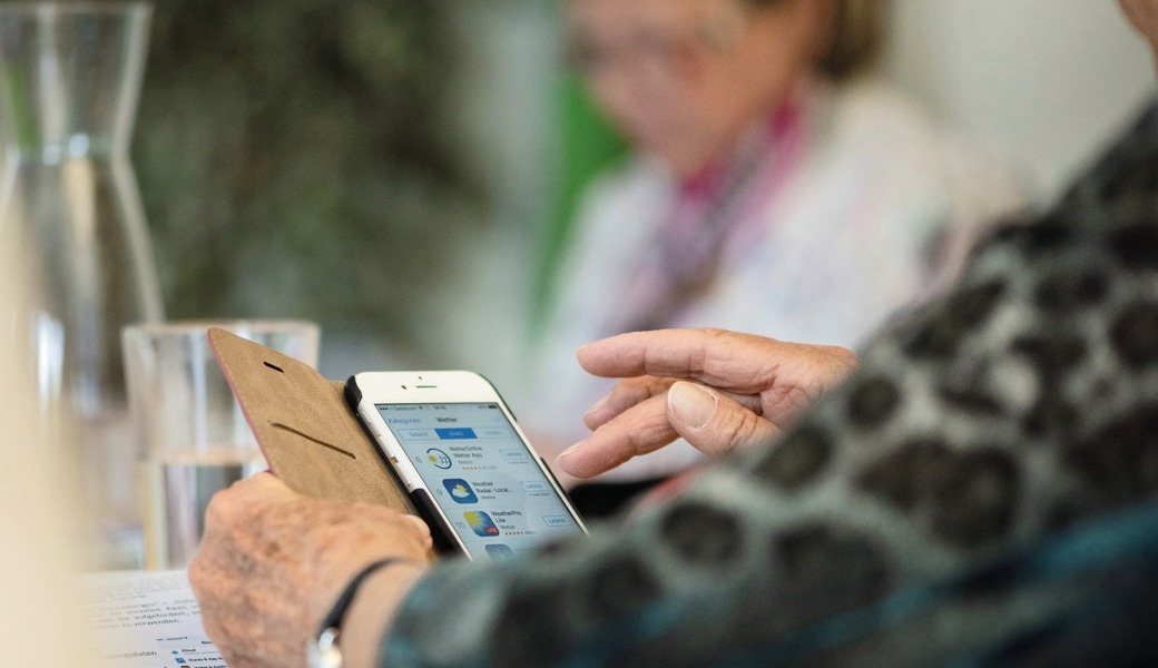 Pro Senectute bietet diverse Kurse für Seniorinnen und Senioren an. So zum Beispiel Smartphone-Kurse.