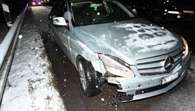 Selbstunfall auf schneebedeckter A13 – Polizei sucht Zeugen
