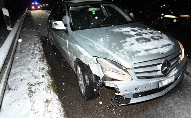 Selbstunfall auf schneebedeckter A13 – Polizei sucht Zeugen