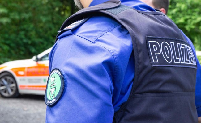 89-jähriger Mann in eigenem Haus ausgeraubt: Polizei sucht Zeugen