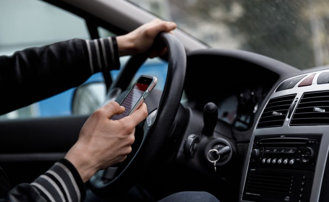 Gerichtstermin versäumt: 22-Jährigem droht 2000 Franken Strafe wegen Handy am Steuer