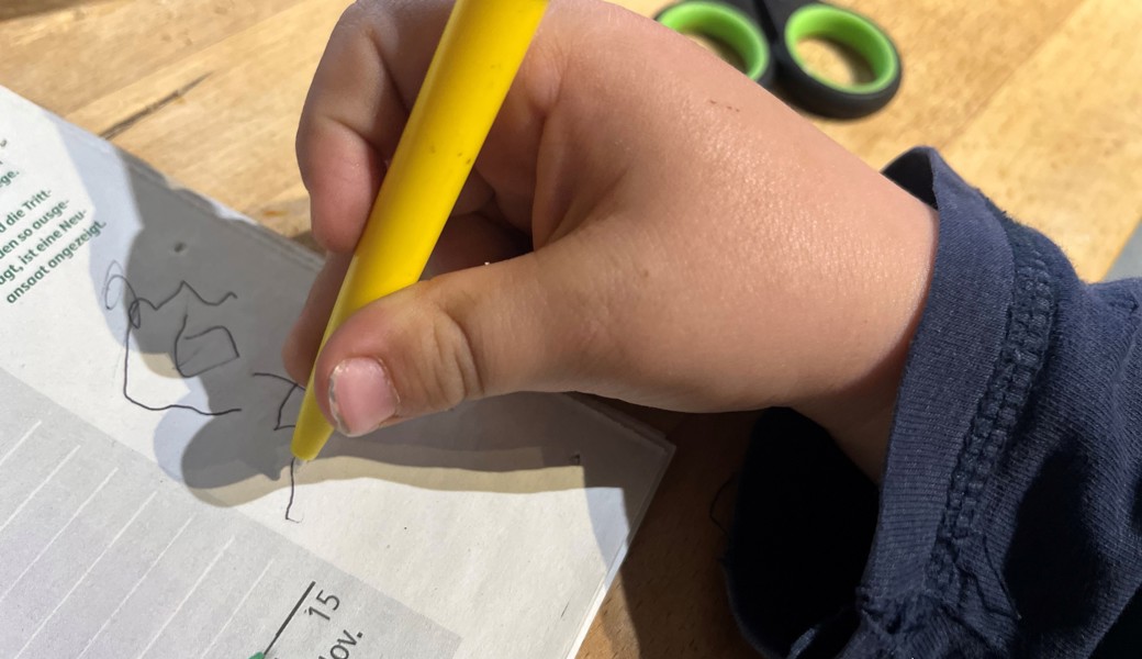 Rückt der Kindergarteneintritt näher, ist Mama erleichtert, wenn der Sohn den Stift endlich einigermassen korrekt halten kann. 