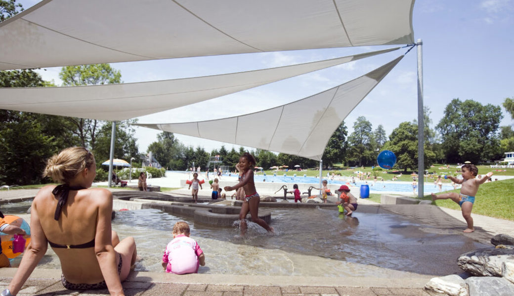  Trügerische Bade-Idylle: Die Mutter tut gut daran, den eigenen Nachwuchs stets im Auge zu behalten. Symbolbild: Urs Jaudas