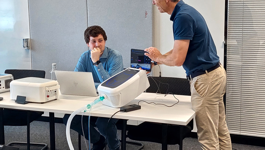 Matthias Binder (li.) war in den letzten zwei Jahren Projektleiter des alveo-Entwicklungs-Teams. Er ist im Werdenberg aufgewachsen, hat an der ETH in Zürich Elektrotechnik, Elektronik, Kommunikations- und Regelungstechnik studiert und arbeitet seit sechs Jahren als Senior Signal Processing Engineer bei der IMT in Buchs.