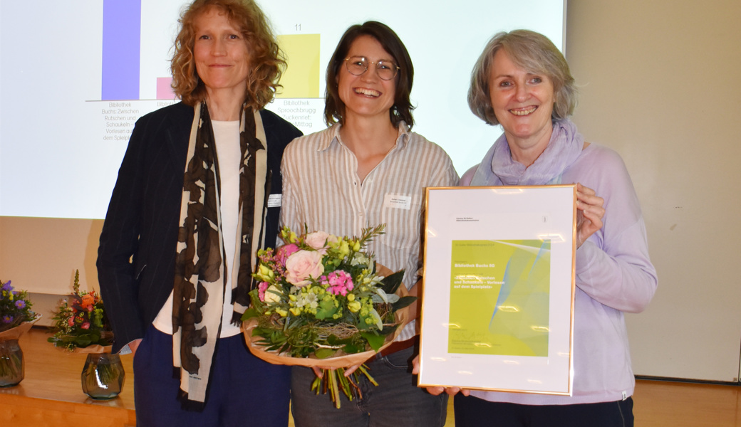 Von links: Sabina Brunnschweiler (Präsidentin kantonale Bibliothekskommission), Rahel Crescenti (Mitarbeiterin der Bibliothek Buchs) und Theres Schlienger (Leiterin der Bibliothek Buchs).