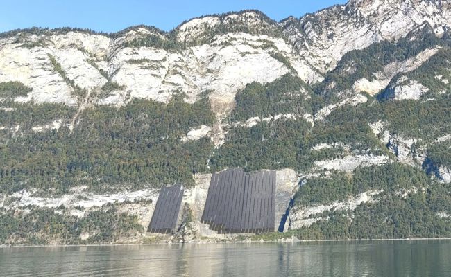Die Solaranlage im Steinbruch am Walensee ist lokal umstritten