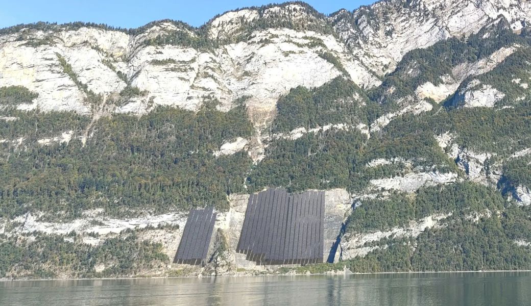 Visualisierung der geplanten Solaranlage im Steinbruch Schnür am Walensee, gegenüber von Mühlehorn. 
