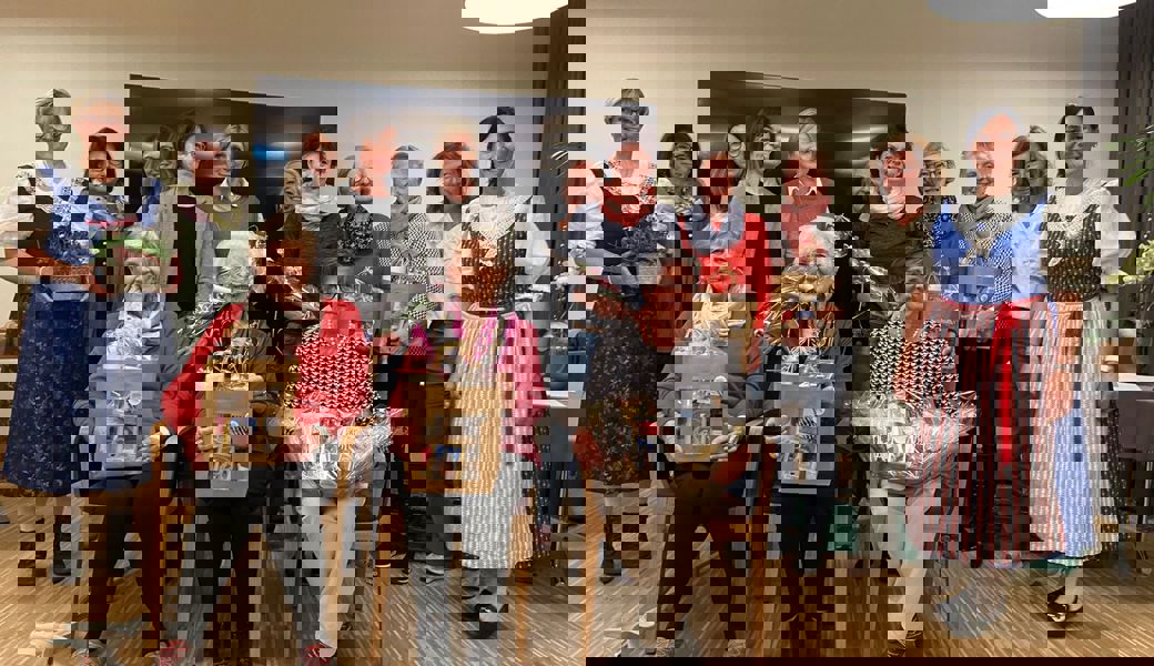 Zu sehen sind die neuen Mitglieder, die abtretende und die neue Kassierin, neue Freimitglieder, der Vorstand und die zwei Mitglieder mit 60-jähriger Treue. Hinten von links: Helen Tischhauser, Gertrud Dutler, Evelyn Hagmann, Maria Vetsch, Judith Grütter, Erika Räber, Chris Ammann-Humm, Käthi Kündig, Madlen Schwendener, Rosmarie Fuoco, Sandra Vetsch; vorne: Elsi Tischhauser, Elisabeth Spitz, Lucie Freund.