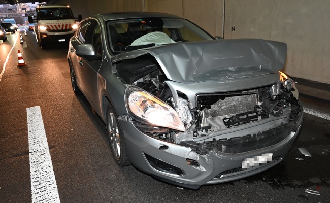 Stau auf A1 nach Auffahrunfall im Feierabendverkehr