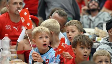 Frühmorgendliches Fussballfieber: «D'Gass» zum Natispiel rammelvoll