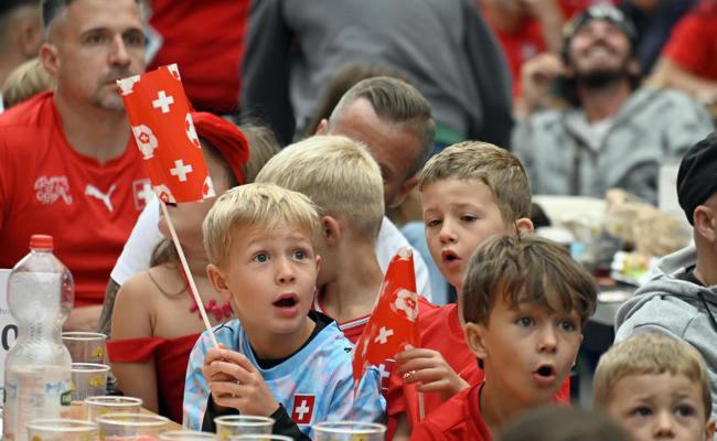 Frühmorgendliches Fussballfieber: «D'Gass» zum Natispiel rammelvoll