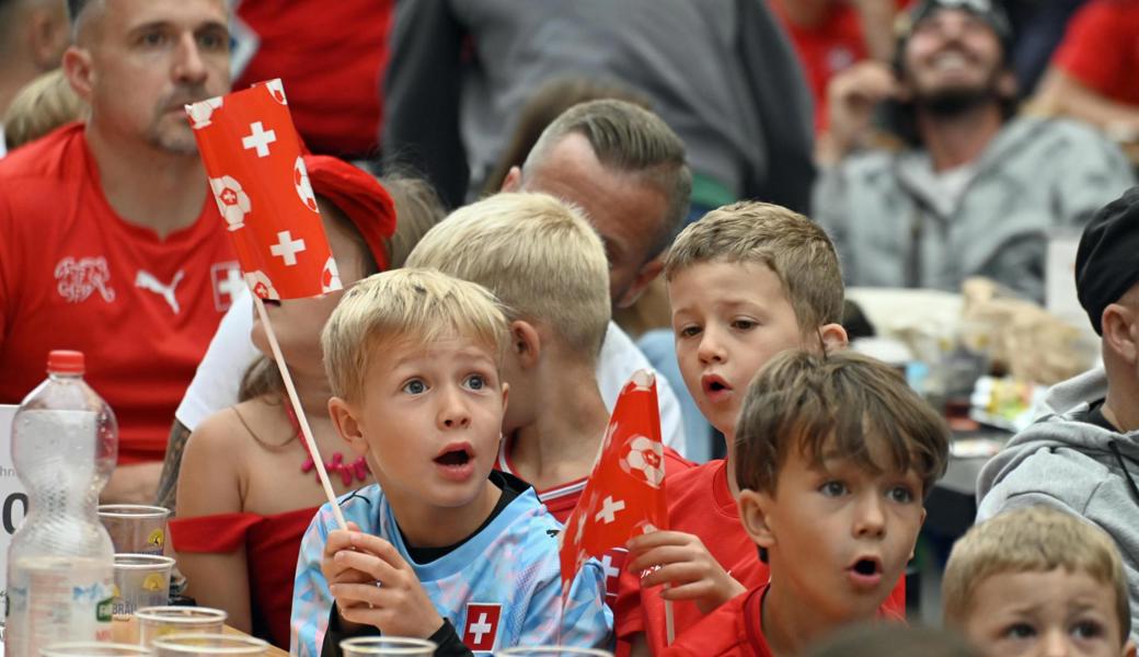 Frühmorgendliches Fussballfieber: «D'Gass» zum Natispiel rammelvoll