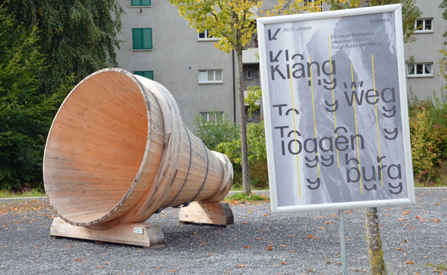 Überdimensionaler Betruftrichter macht Rast am Buchser Bahnhof