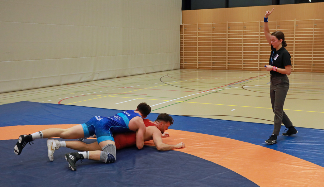Yara Vetsch schaut als Kampfrichterin genau hin und hebt für den Ringer in blau sofort die rechte Hand für zwei Punkte. 