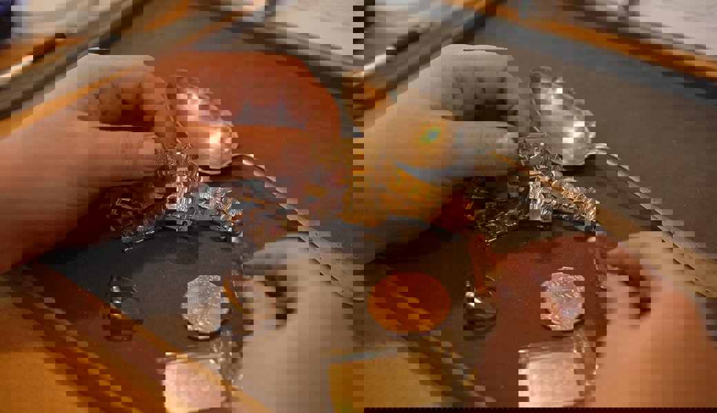 Schmuck, Zahngold, Uhren, Münzen oder Silberbesteck lassen sich zu Bargeld machen. Unseriöse Ankäufer schaden der Branche.