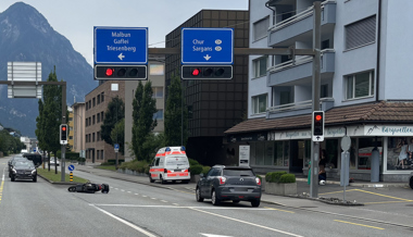 Auto fährt in einen an einer Ampel haltenden Töff