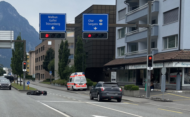 Auto fährt in einen an einer Ampel haltenden Töff