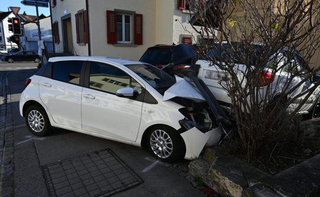 In fahrunfähigem Zustand in zwei parkierte Autos gekracht - 45'000 Franken Sachschaden