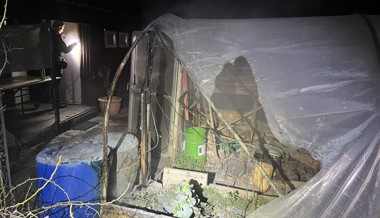 Jugendliche wollen Feuer machen und setzen Benzinkanister in Brand