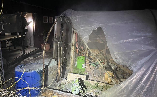 Jugendliche wollen Feuer machen und setzen Benzinkanister in Brand