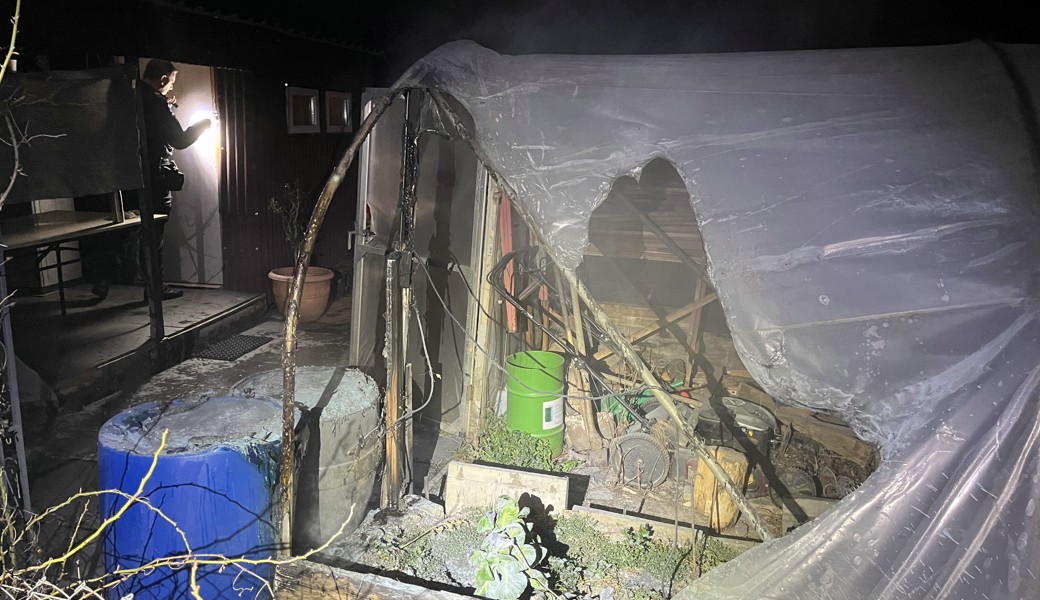 Die Polizeipatrouille konnte das Feuer mit einem Feuerlöscher unter Kontrolle bringen.