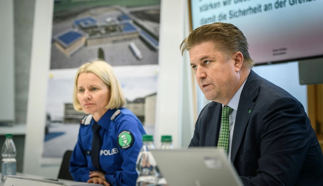 Barbara Reifler, Kommmandantin der St.Galler Kantonspolizei, und Christof Hartmann, St.Galler Sicherheitsdirektor, an der Medienkonferenz zur Volksabstimmung über das Interventionszentrum St.Margrethen.