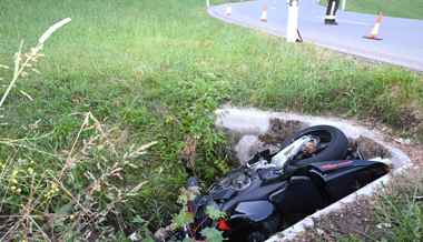 19-Jähriger landet mit Töff in Bacheinlauf