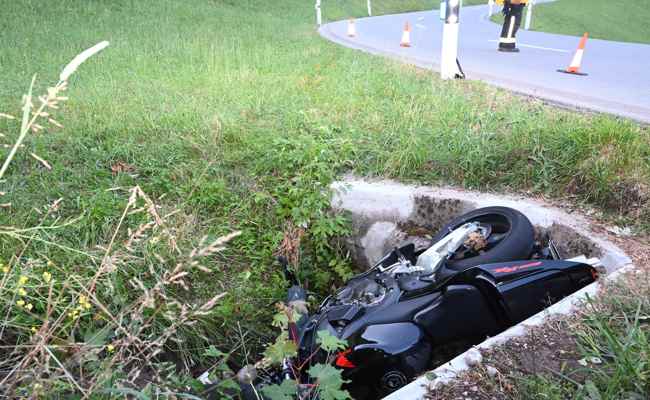 19-Jähriger landet mit Töff in Bacheinlauf