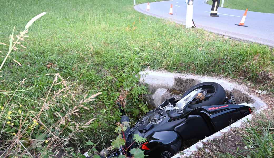 19-Jähriger landet mit Töff in Bacheinlauf