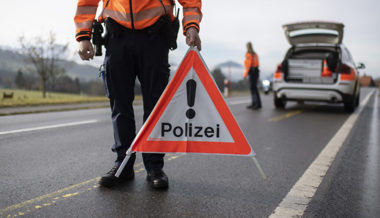 Vier Personen missachteten die Verkehrsregeln - eine versuchte sich der Kontrolle zu entziehen