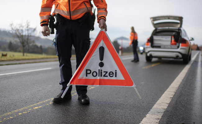 Vier Personen missachteten die Verkehrsregeln - eine versuchte sich der Kontrolle zu entziehen