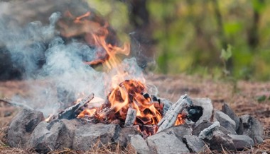Bis es den Nachbarn stank: In Wattwil verbrannte ein 77-Jähriger im Garten rund eine Tonne Altholz und Grünabfälle