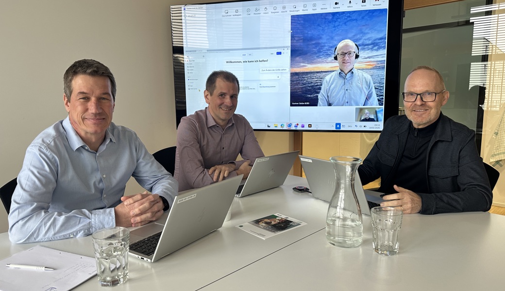 Die BZBS-Schulleitung im Gespräch zum Umgang mit KI: Marcel Brändli (von links), Marco Thoma, Stefan Gurtner (zugeschaltet auf dem Bildschirm) und Rektor Daniel Miescher.