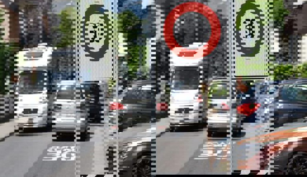  Zonen mit Tempo 30 brauchen Ein- und Ausgangsportale. Unser Bild zeigt ein Beispiel aus Buchs. 