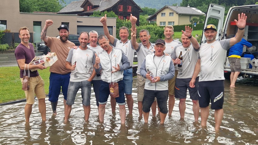 Gute Stimmung im Hochwasser: Den Turnern aus Kriessern waren die nassen Füsse egal.