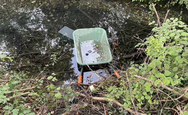Gestohlenen Tresor mit Schubkarre in Linienbus transportiert