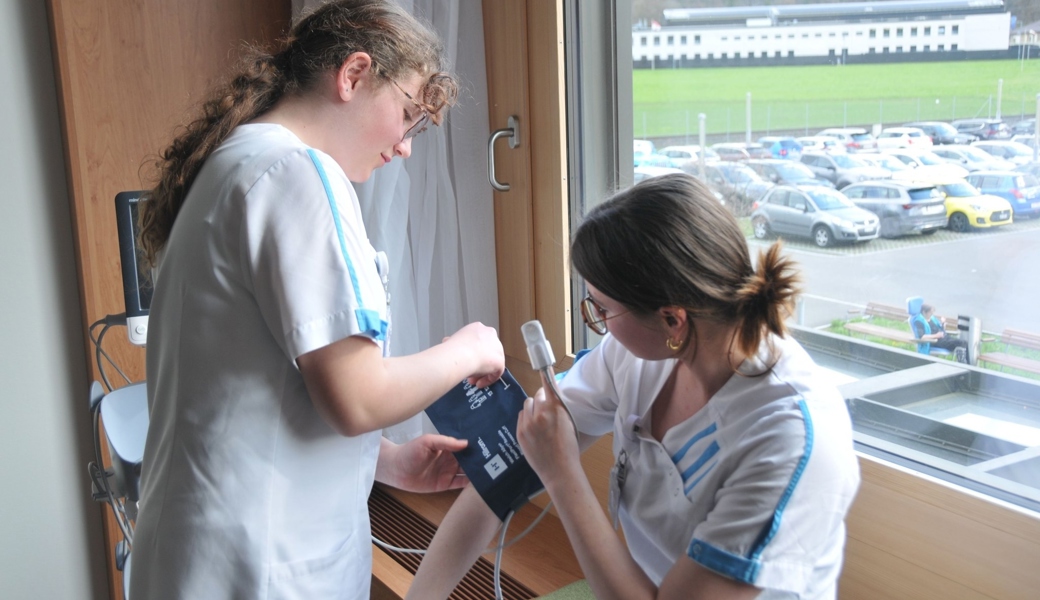 Ein Einblick in den Berufsalltag einer lernenden Fachfrau Gesundheit: Blutdruck messen.