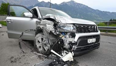 76-Jähriger kommt mit Auto von Strasse ab und prallt in Mauer