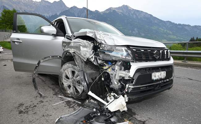 76-Jähriger kommt mit Auto von Strasse ab und prallt in Mauer
