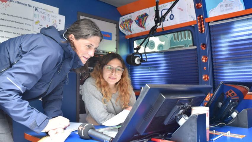 Letzte Vorbesprechung: Lehrerin Katrin Szacsvay (links) und Selina Trivigno vom Powerup Radio der Stiftung Kinderdorf Pestalozzi. Letzte Vorbesprechung: Lehrerin Katrin Szacsvay (links) und Selina Trivigno vom Powerup Radio der Stiftung Kinderdorf Pestalozzi.