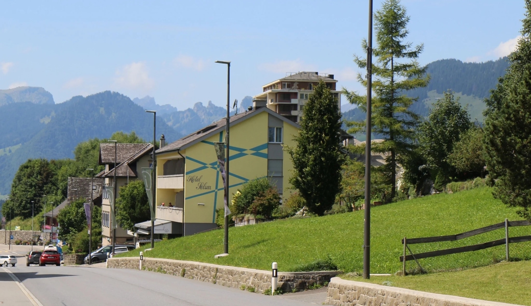 Das Hotel Selun, bald «Bergnest», im Hintergrund die Überbleibsel des Hotels «Acker». 