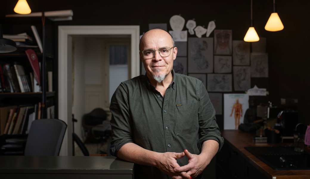 «Ich war süchtig nach Geschwindigkeit»: Tätowierer Pele Brunner in seinem Studio in St.Gallen. 